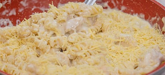 macarrao-com-frango-ao-molho-branco-05-10.jpg