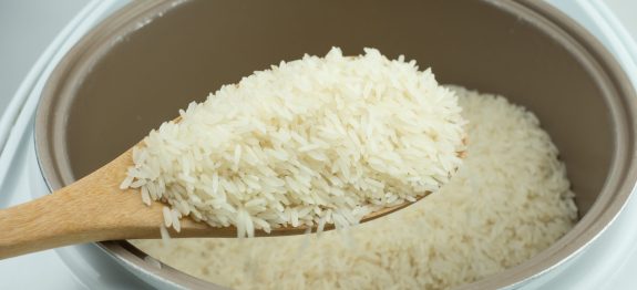 como-fazer-arroz-na-panela-eletrica-scaled-1.jpg