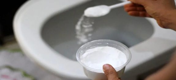 Coloque-sal-no-vaso-sanitário-e-acabe-com-as-manchas-e-o-mau-cheiro-1.jpg