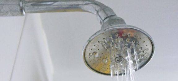 Truque-facil-para-melhorar-a-pressao-do-chuveiro-em-sua-casa.jpg