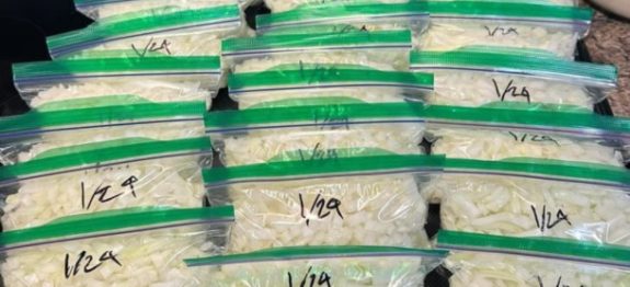 Tanta-gente-colocando-cebola-no-freezer-e-voce-nao-sabe-o-porque-disso-610×300-1.jpg