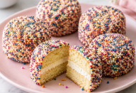 Mini bolos cobertos de confeitos coloridos (dot cake)