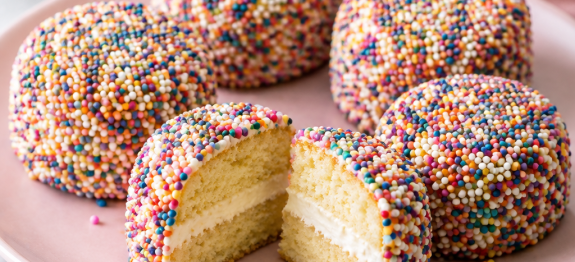 Mini bolos cobertos de confeitos coloridos (dot cake)