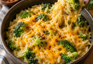 Orzo cremoso de brócolis com cheddar servido em tigela