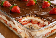 Pavê de morango com chocolate em travessa de vidro