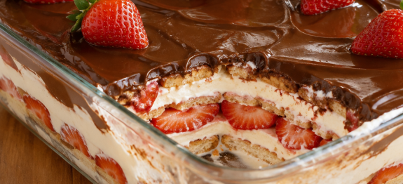 Pavê de morango com chocolate em travessa de vidro